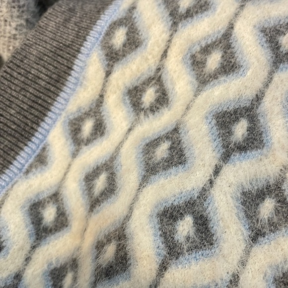 Cupcakes and Cashmere Women’s M Button Up V Neck - Picture 8 of 8